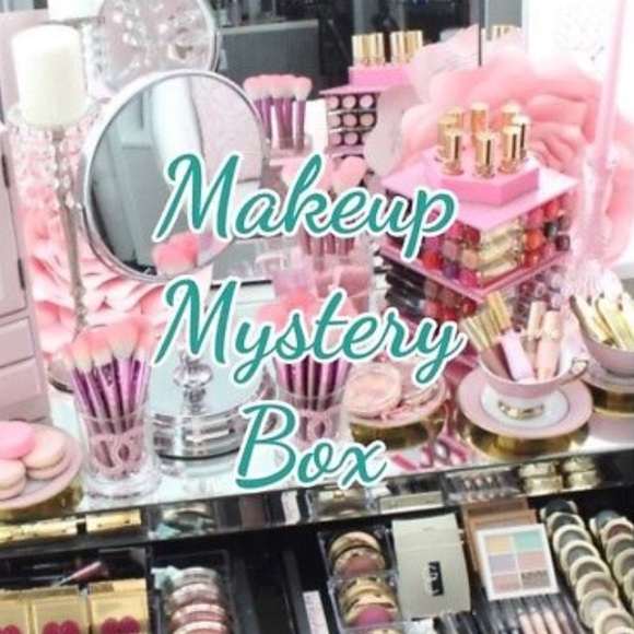 Mystery makeup box 📦 💋💕 - Picture 2 of 3